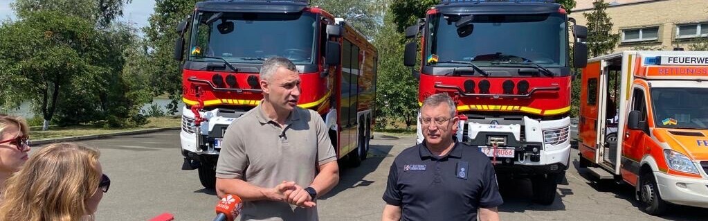 Vitali Klitschko, Bürgermeister der Stadt Kiew, nimmt die beiden Feuerwehrfahrzeuge von ADRA Deutschland e.V. in Empfang