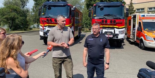 Vitali Klitschko, Bürgermeister der Stadt Kiew, nimmt die beiden Feuerwehrfahrzeuge von ADRA Deutschland e.V. in Empfang