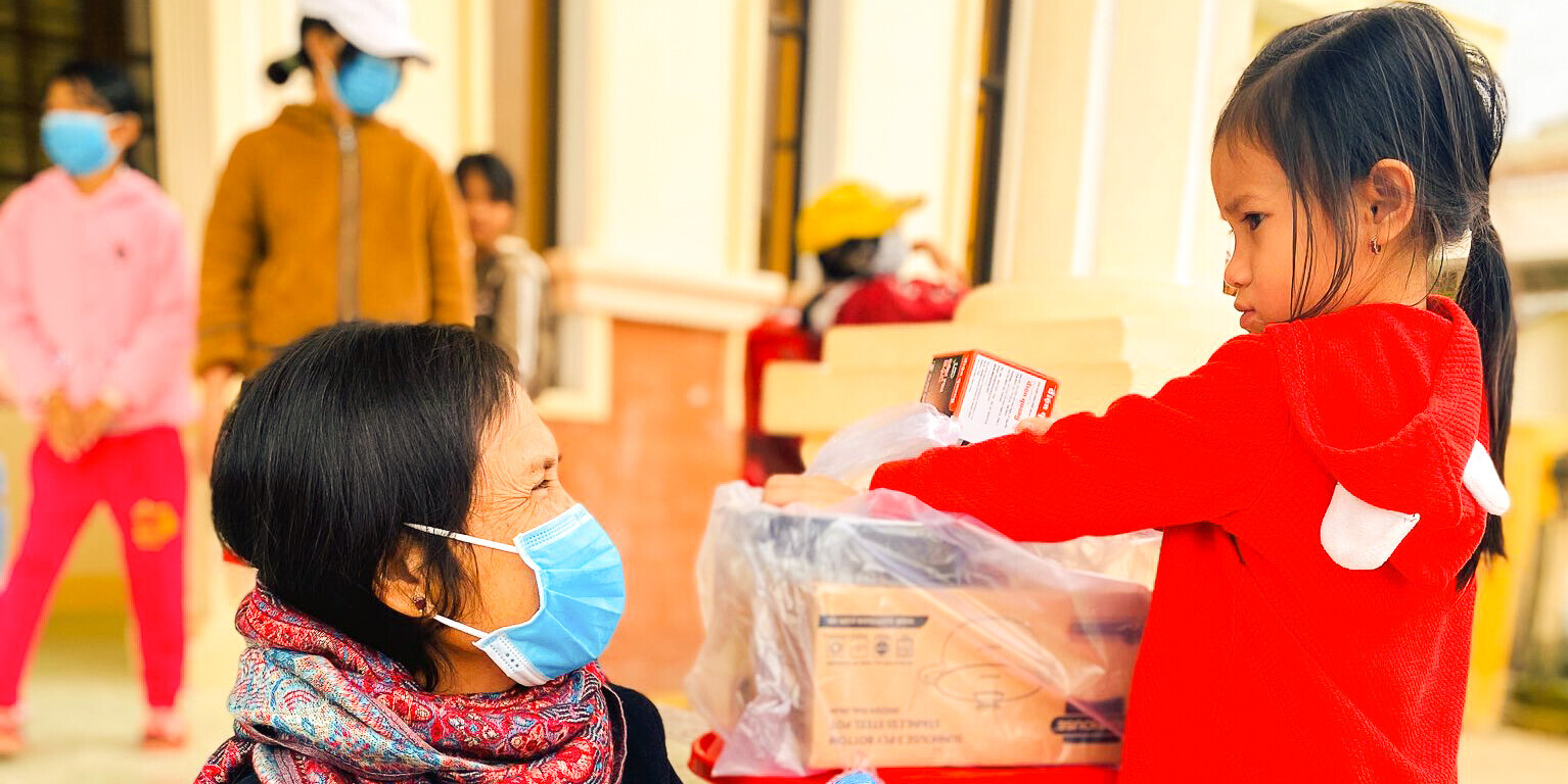 Arme Familien in Vietnam erhalten ein Hilfspaket  