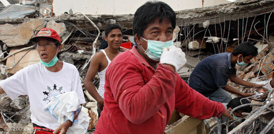 Nach dem Erdbeben in Indonesien werden die Trümmer beseitigt