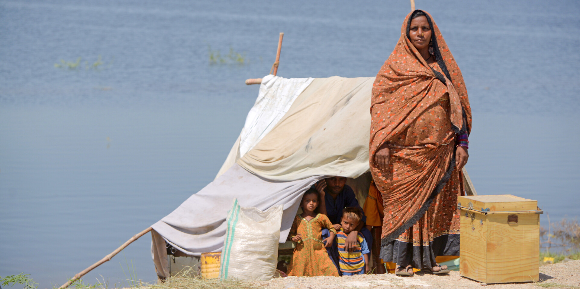 Soni und ihre Familie lebt seit der Flut in Pakistan in einem kleinen Zelt am Straßenrad