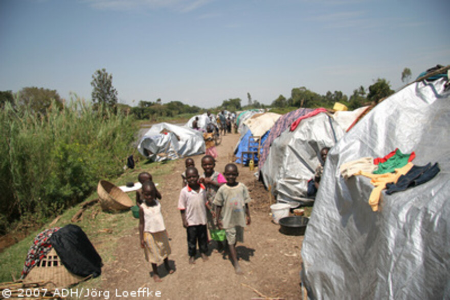 Flut Afrika: Kinder vor Flüchtlingscamp