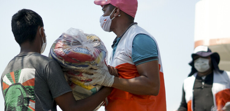 Mitarbeiter von World Vision versorgen die Menschen im Amazonas-Gebiet mit Essen und Hygienekits