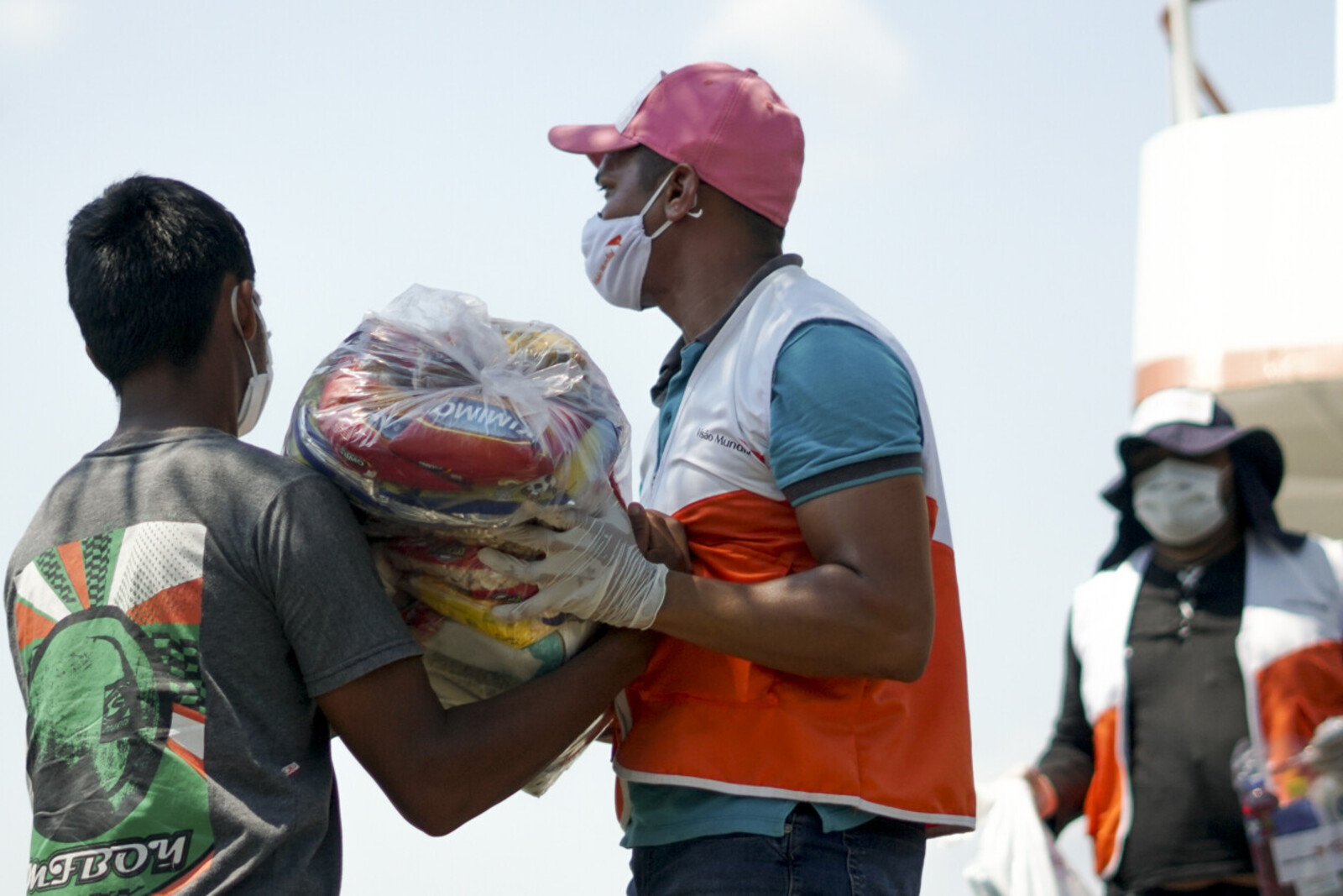 Mitarbeiter von World Vision versorgen die Menschen im Amazonas-Gebiet mit Essen und Hygienekits