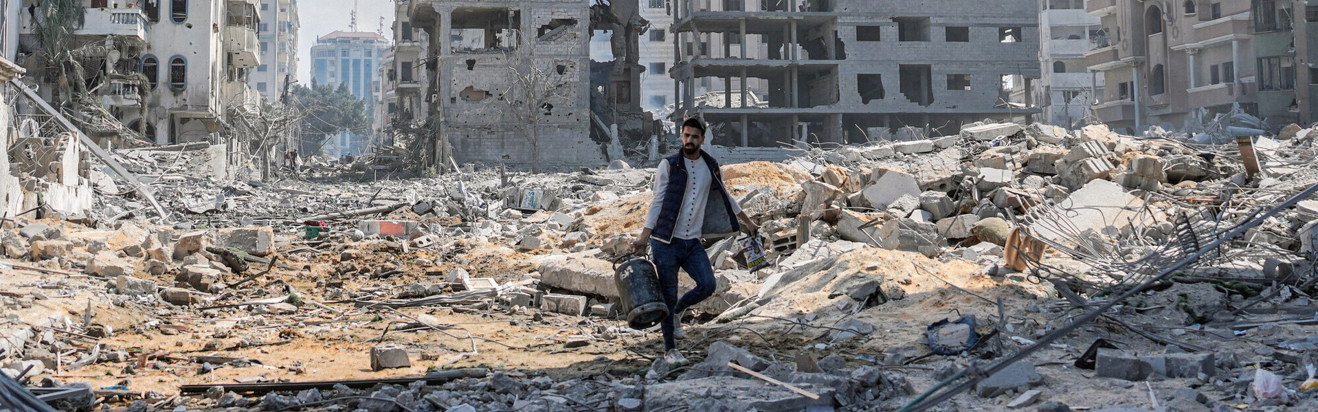 Mann vor Zerstörung in Gaza (Oktober 2023)