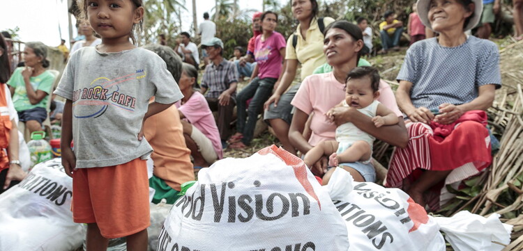 Nach Taifun Haiyan erhalten die Menschen auf den Philippinen Hilfe..