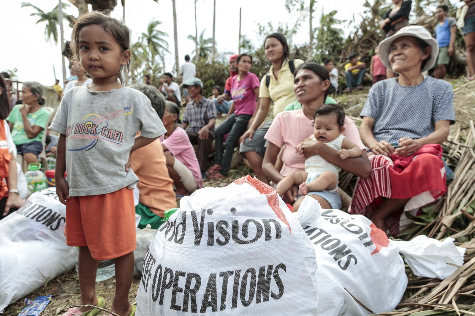 Nach Taifun Haiyan erhalten die Menschen auf den Philippinen Hilfe..