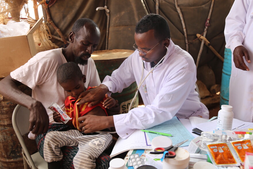 Ärzte versorgen ein Kind im Südsudan. Ärzte versorgen ein Kind im Südsudan.