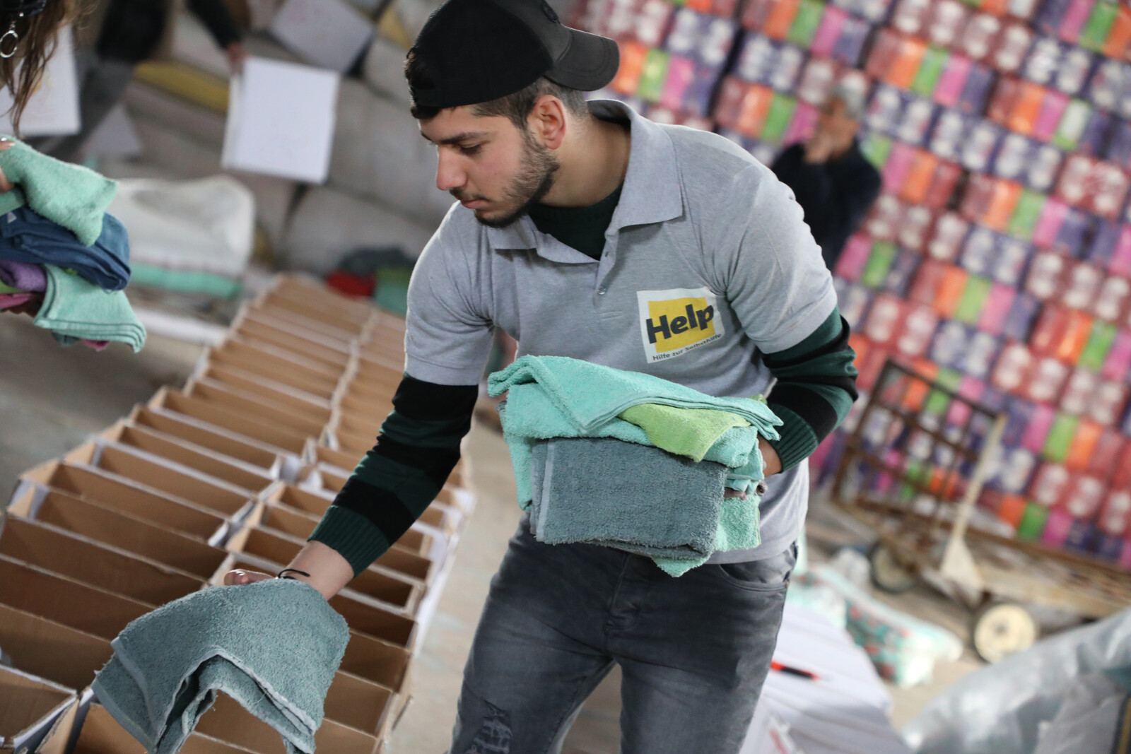 Ein Helfer der Organisation Help – Hilfe zur Selbsthilfe packt Hilfsgüter für die Betroffenen der Erdbeben