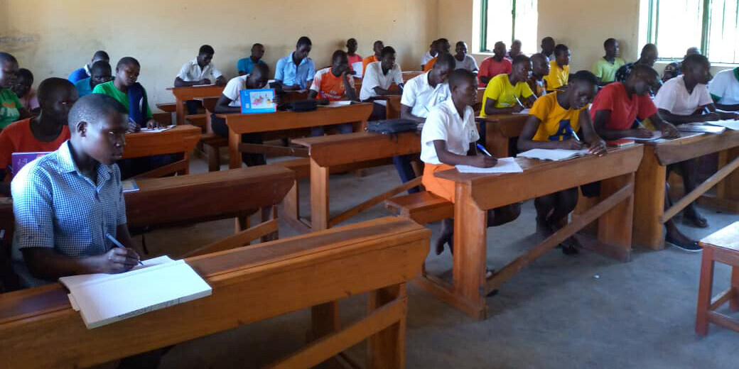 Unterricht in einem Flüchtlingscamp in Uganda: Schüler und Schülerinnen in einem Klassenzimmer der neuen Nile High Academy
