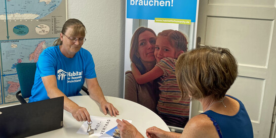 Beratungsgespräch bei Habitat for Humanity Deutschland für Familien aus der Ukraine