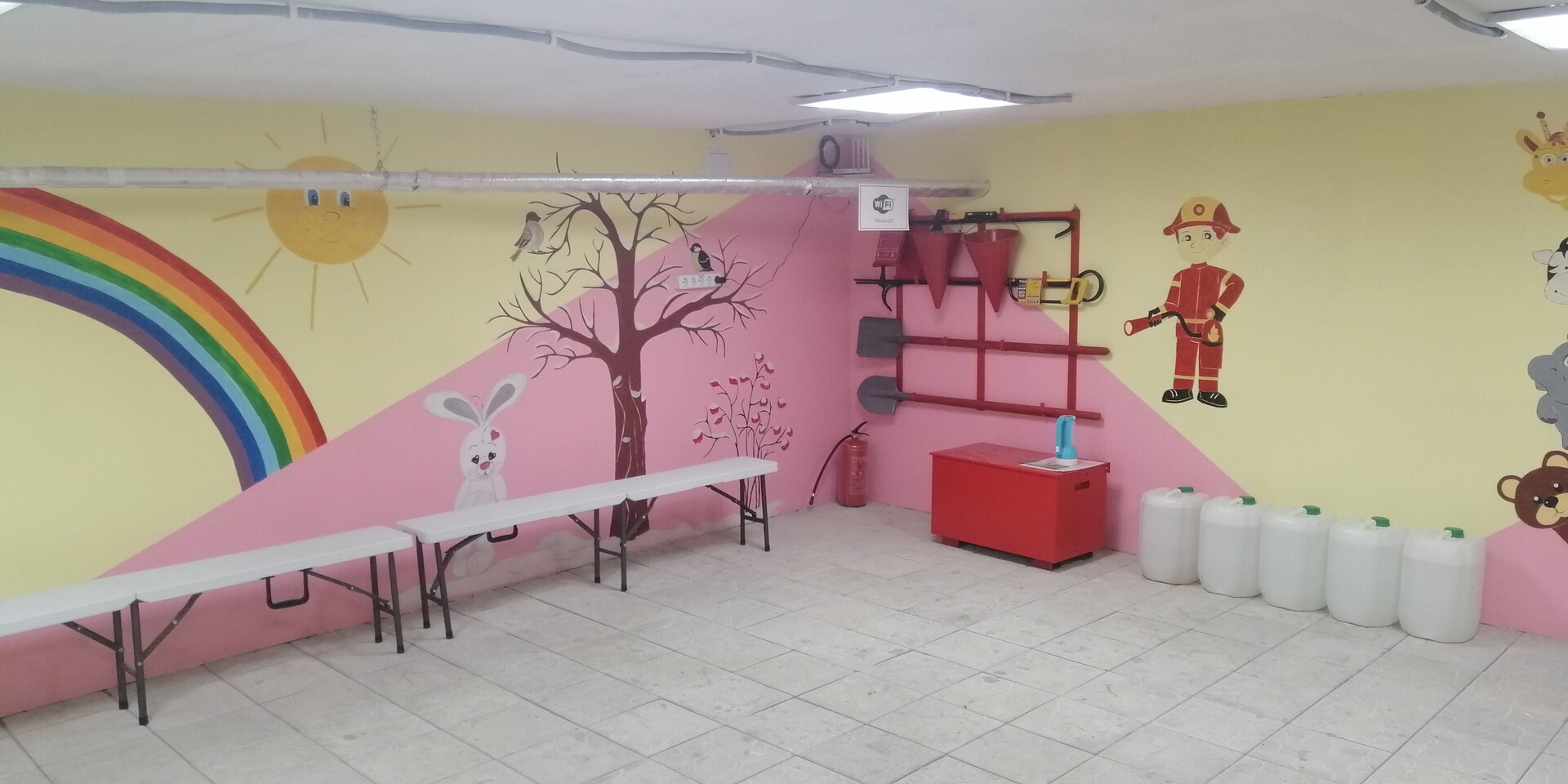 Ein neu gestalteter Schutzraum in der Ukraine mit bemalten Wänden