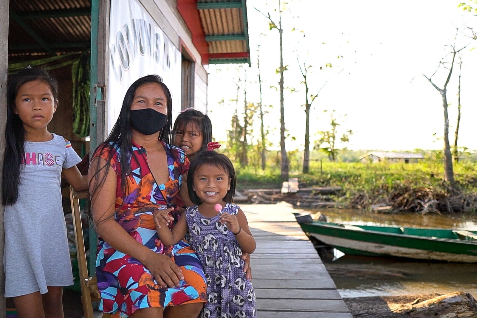 Célia mit ihren drei Kindern auf der Veranda ihres Hauses im Amazonas