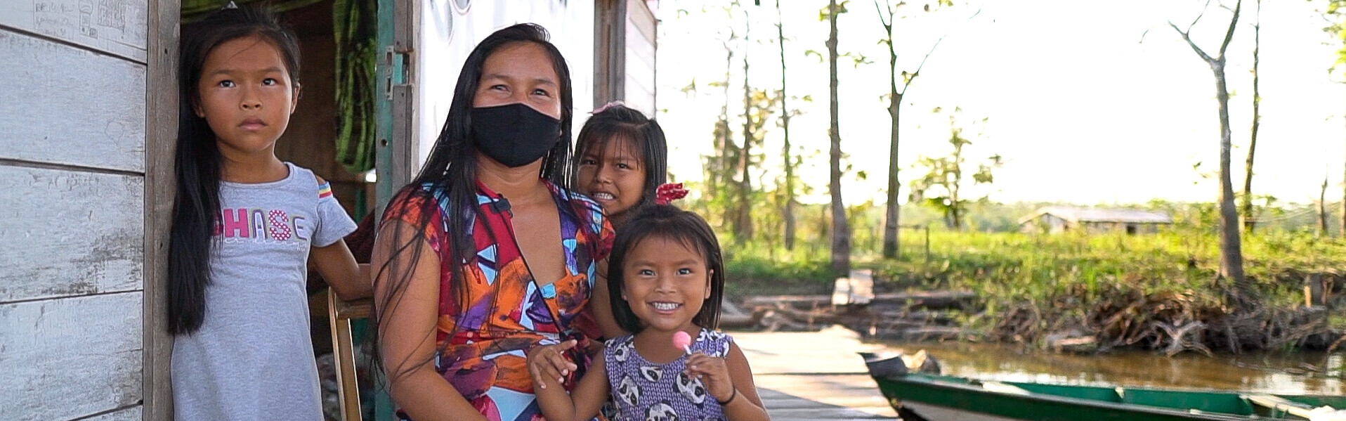 Célia mit ihren drei Kindern auf der Veranda ihres Hauses im Amazonas