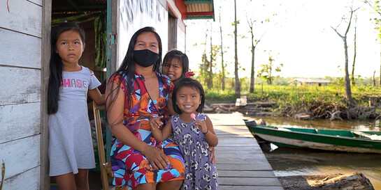 Célia mit ihren drei Kindern auf der Veranda ihres Hauses im Amazonas
