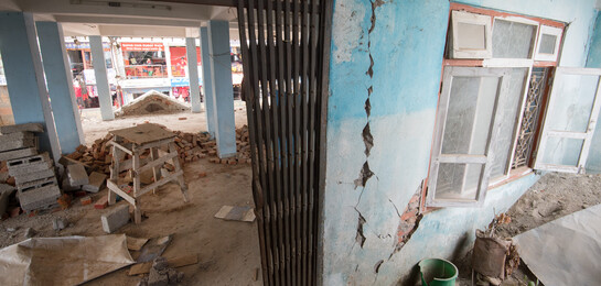 In Nepal wurde eine Bibliothek schwer beschädigt. Durc h das Erdbeben sind die Wände eingerissen und die Gebäude können nicht mehr genutzt werden.