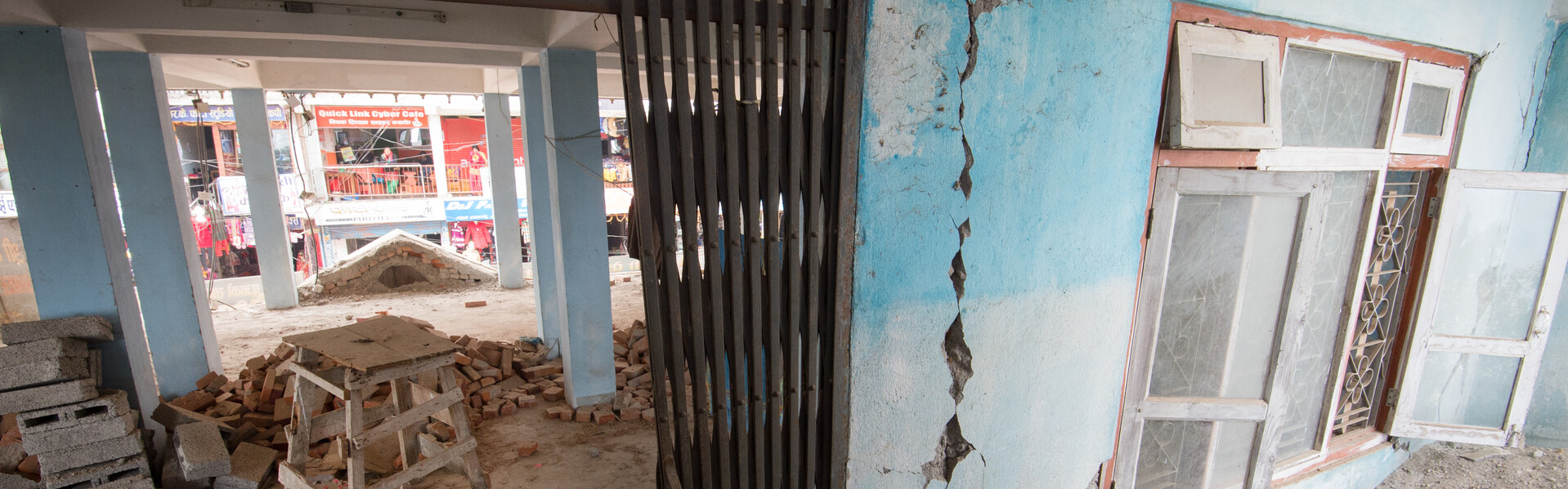 In Nepal wurde eine Bibliothek schwer beschädigt. Durc h das Erdbeben sind die Wände eingerissen und die Gebäude können nicht mehr genutzt werden.