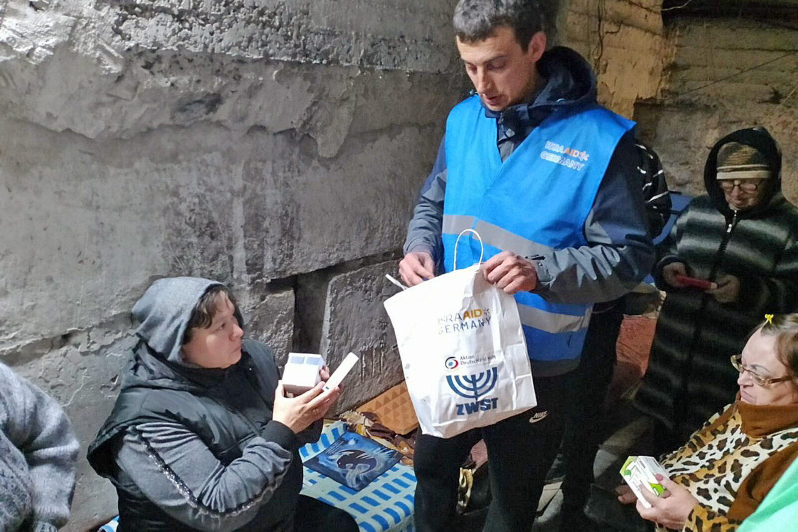 Ein Helfer von IsraAID Germany im Einsatz in der Ukraine