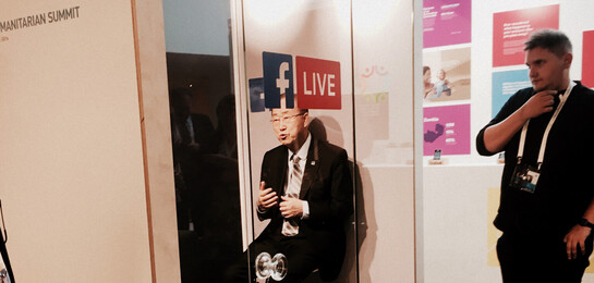 Ban Ki-Moon sitzt als Wachsfigur auf dem Humanitarian Summit.
