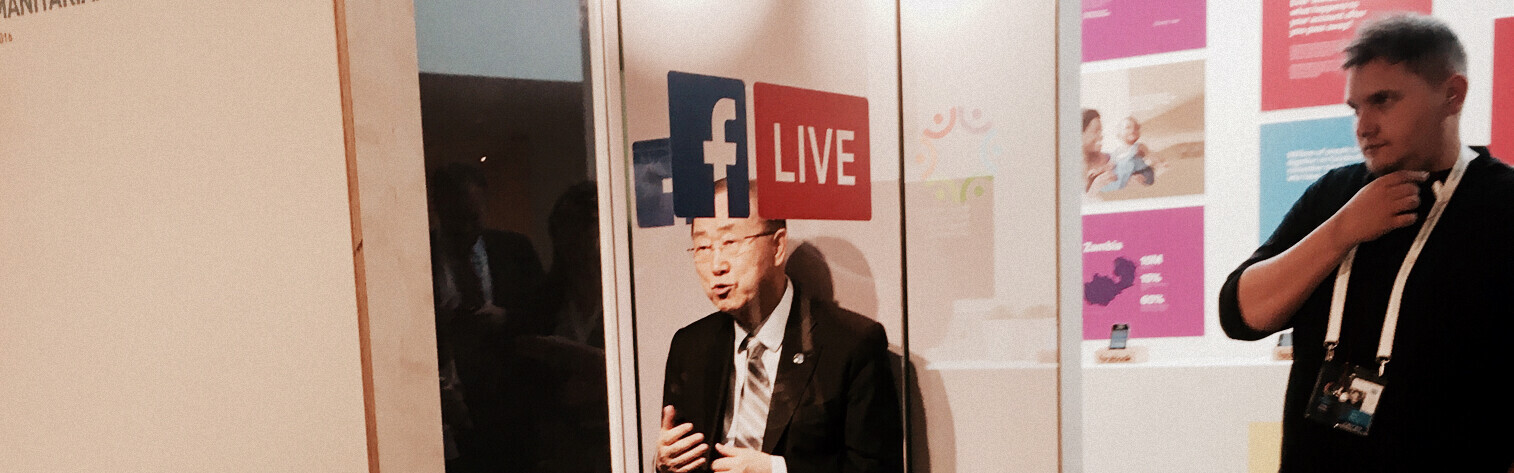 Ban Ki-Moon sitzt als Wachsfigur auf dem Humanitarian Summit.