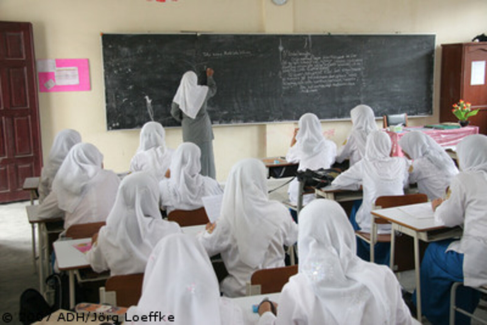 Tsunami-Hilfe Indonesien: Lehrerin schreibt in einer Mädchenklasse an die Tafel