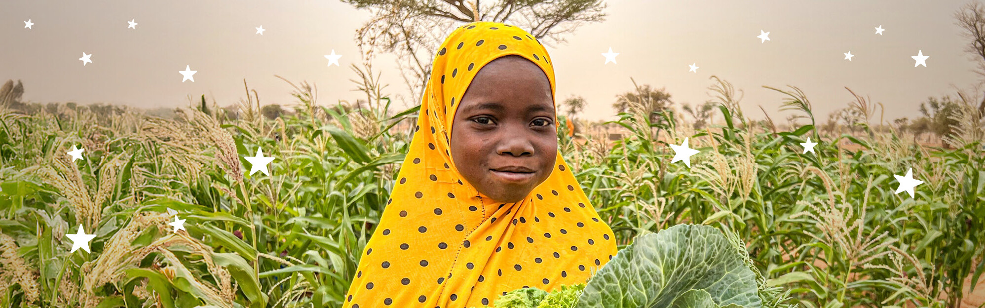 Mädchen im Feld mit Erntekorb