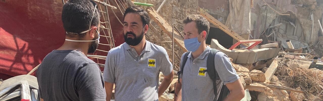 Helfer von HELP – Hilfe zur Selbsthilfe unterstützen die Menschen nach den Explosionen in Beirut beim Wiederaufbau der zerstörten Häuser, Copyright: HELP – Hilfe zur Selbsthilfe/Sophia Maier 