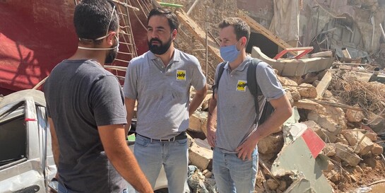Helfer von HELP – Hilfe zur Selbsthilfe unterstützen die Menschen nach den Explosionen in Beirut beim Wiederaufbau der zerstörten Häuser, Copyright: HELP – Hilfe zur Selbsthilfe/Sophia Maier 
