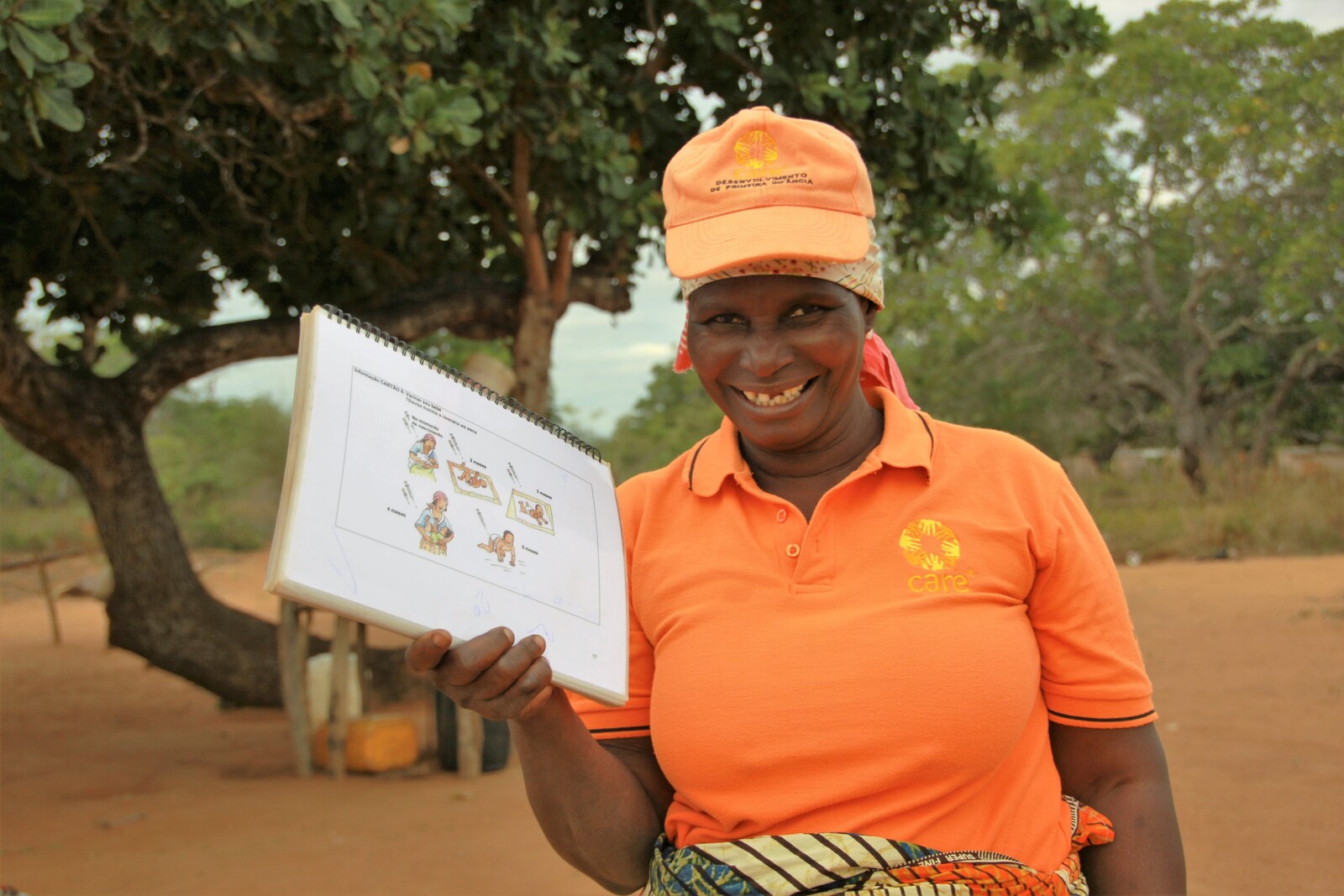 Eine Frau zeigt Informationsmaterial zu Müttergesundheit. Diese Bildergeschichten werden an die Bewohner in der Region verteilt.