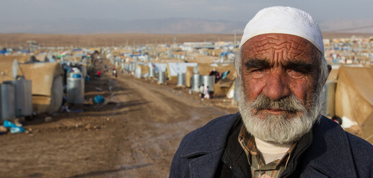 Ein Mann steht in einem kurdischen Flüchtlingslager in Syrien.