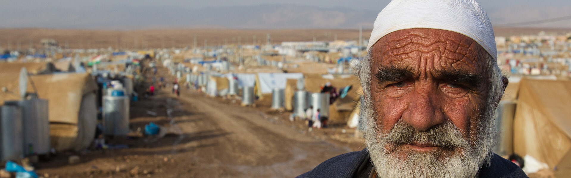 Ein Mann steht in einem kurdischen Flüchtlingslager in Syrien.