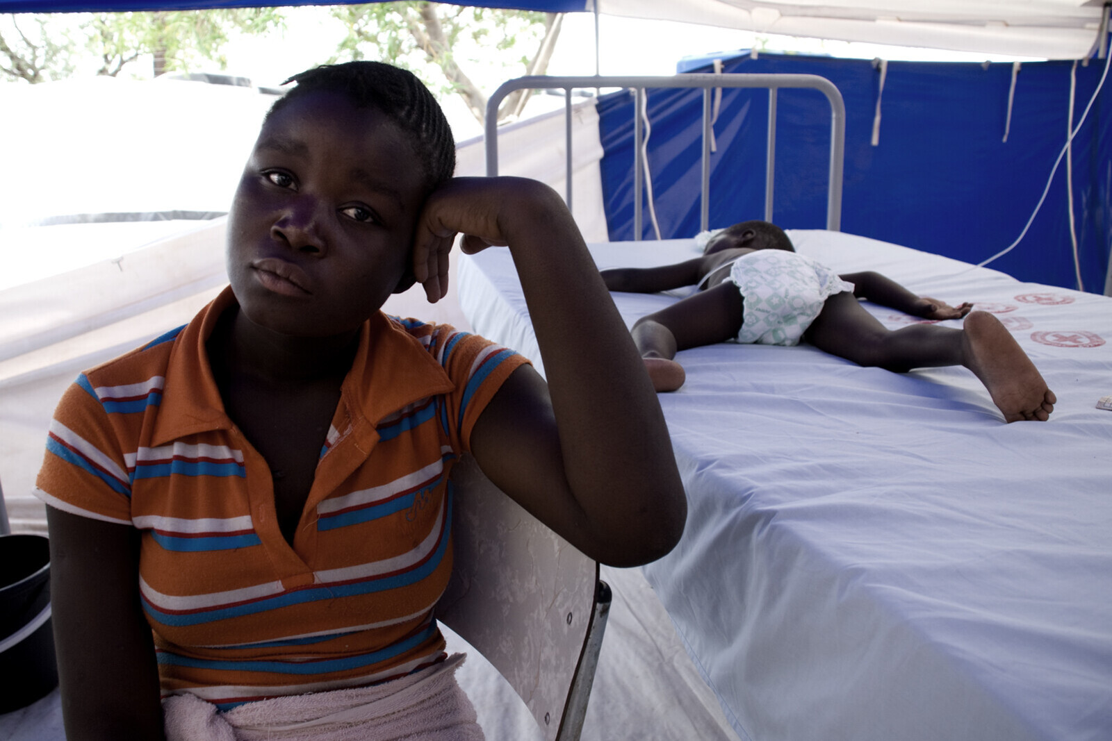 Eine Frau mit ihrem an Cholera erkrankten Kind in Simbabwe