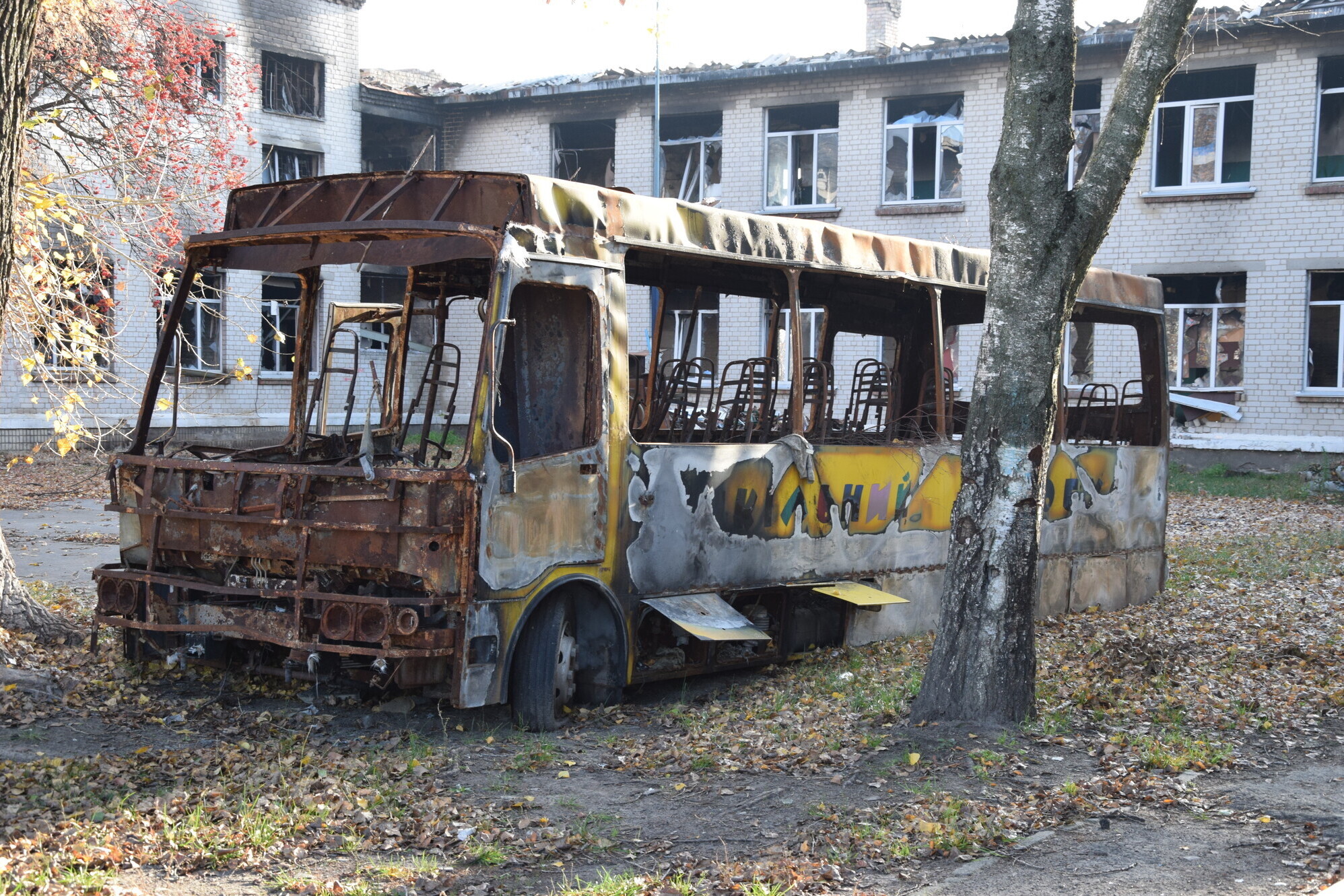 Vom Krieg zerstörter Schulbus in der Ukraine