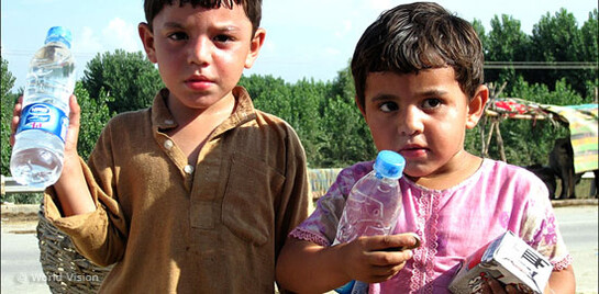Flut Pakistan: Kinder mit Wasserflaschen