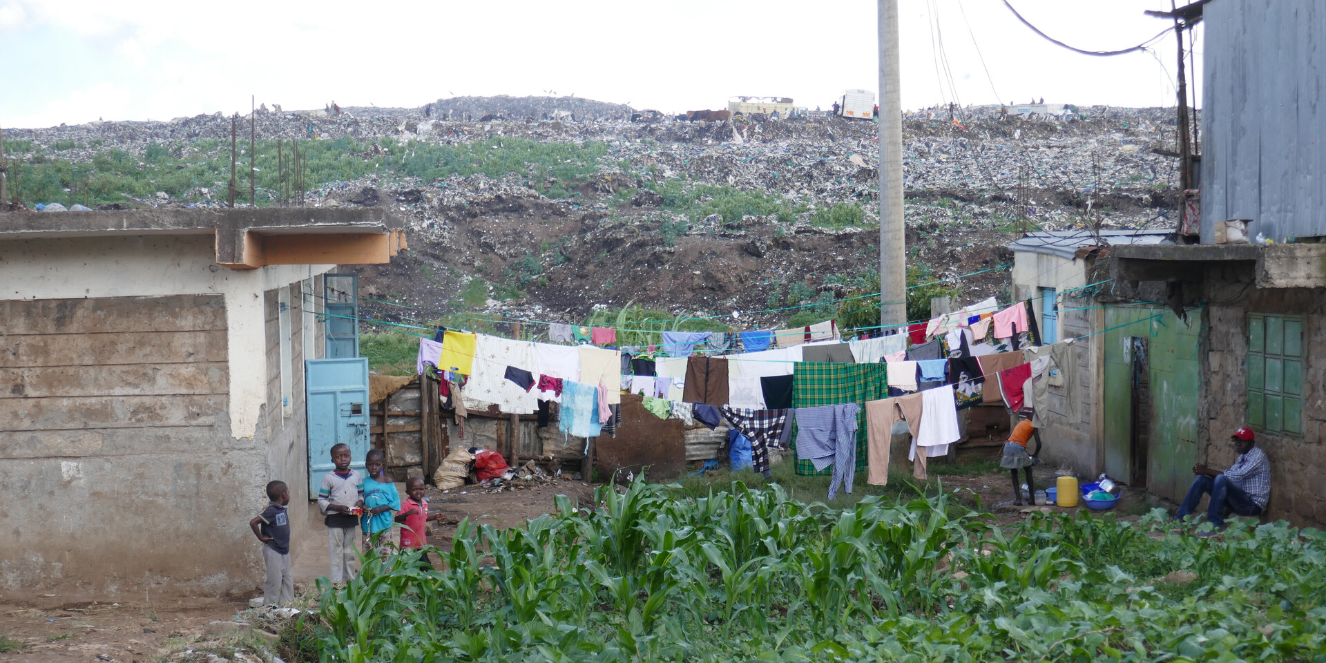 Der Slum Kogorocho ist umgeben von einer großen Müllhalde, die die größte Einkommensquelle der Menschen dort ist Der Slum Kogorocho ist umgeben von einer großen Müllhalde, die die größte Einkommensquelle der Menschen dort ist
