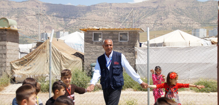 In einem Flüchtlingslager in Kurdistan kümmert sich Hameed Jirdo um traumatisierte Kinder.