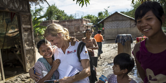 Eine Helferin einer Hilfsorganisation mit Menschen in Myanmar