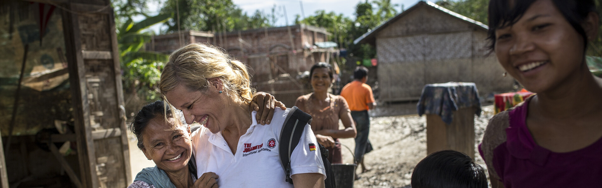 Eine Helferin einer Hilfsorganisation mit Menschen in Myanmar