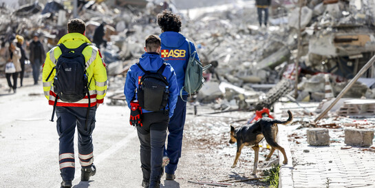 Die Helferinnen und Helfer des ASB machen sich nach ihrer Arbeit ein Bild der Lage nach dem Erdbeben in der Türkei und in Syrien.