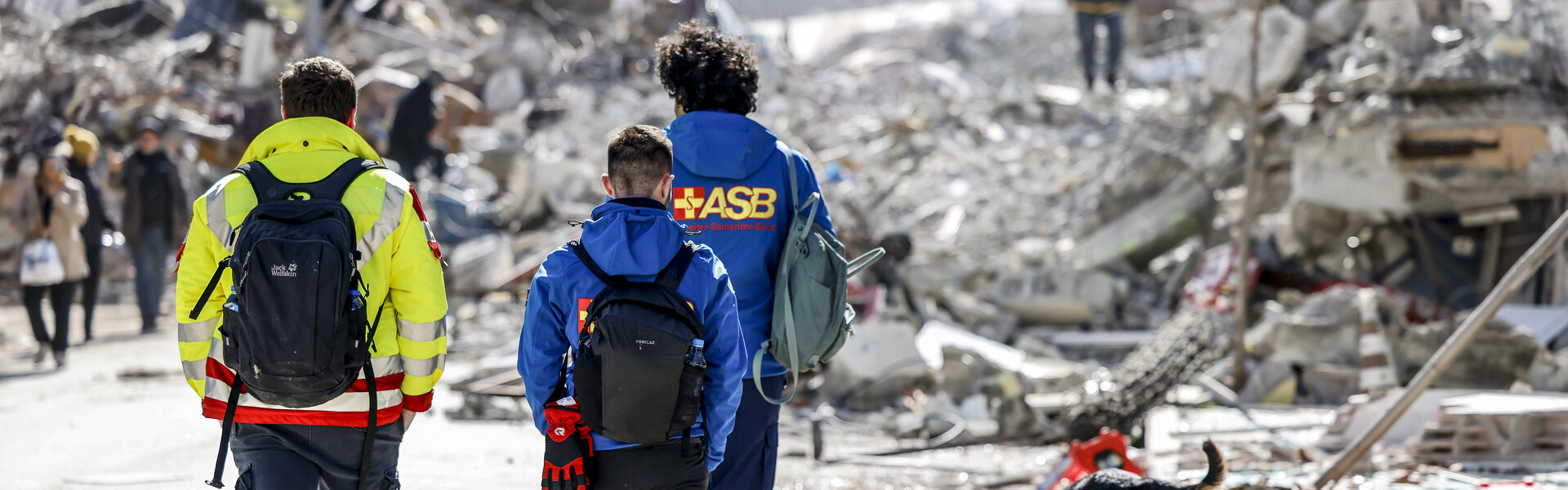 Die Helferinnen und Helfer des ASB machen sich nach ihrer Ankunft ein Bild der Lage nach dem Erdbeben in Syrien und der Türkei.