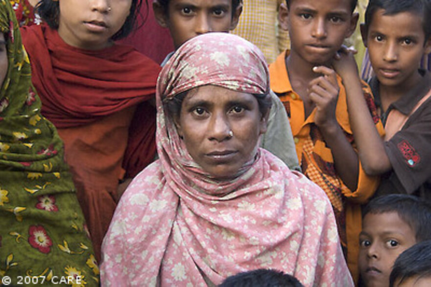 Zyklon Bangladesch: Frau mit Kindern