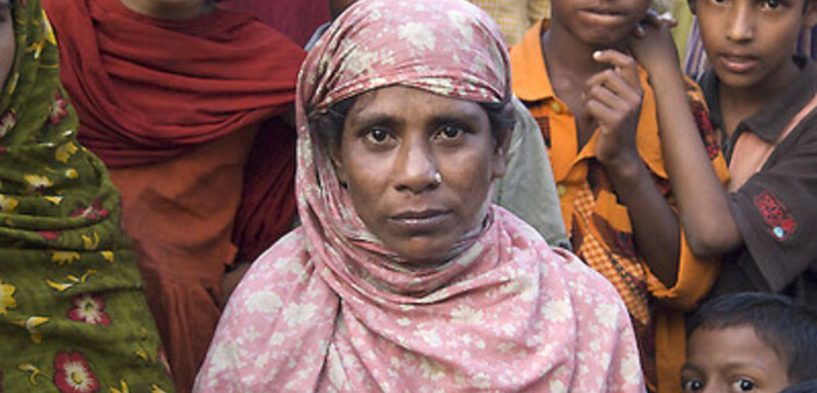 Zyklon Bangladesch: Frau mit Kindern
