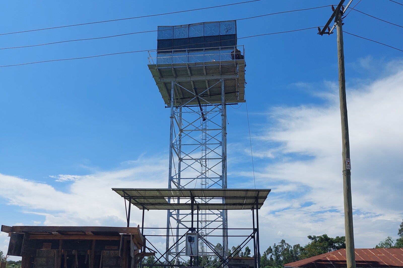 Ein Bohrturm in West-Kenia sorgt für salzarmes Trinkwasser
