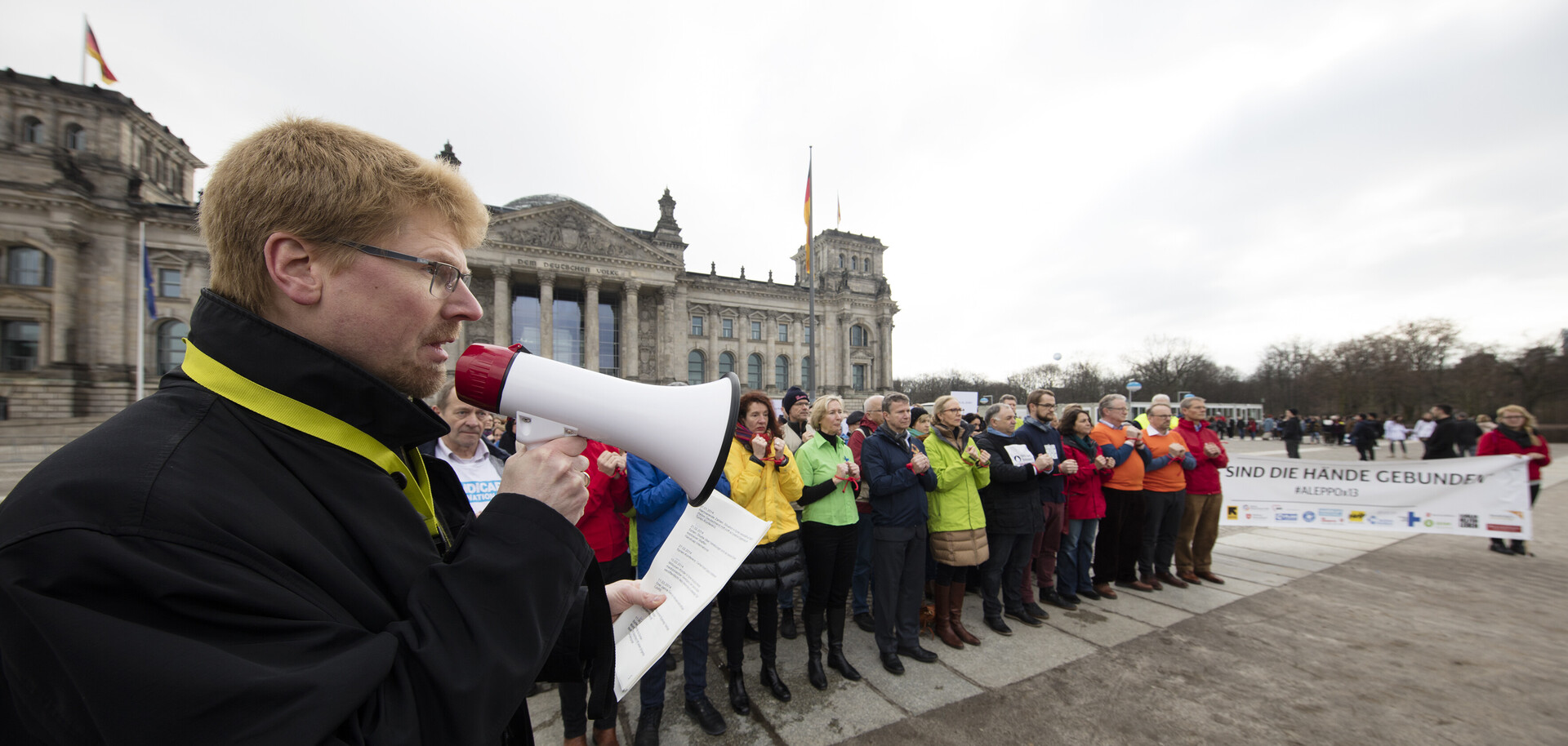 Vor dem Bundestag in Berlin fordern Vertreter von mehr als zwanzig Hilfsorganisationen den Zugang für humanitäre Hilfe in Syrien. Vor dem Bundestag in Berlin fordern Vertreter von mehr als zwanzig Hilfsorganisationen den Zugang für humanitäre Hilfe in Syrien.