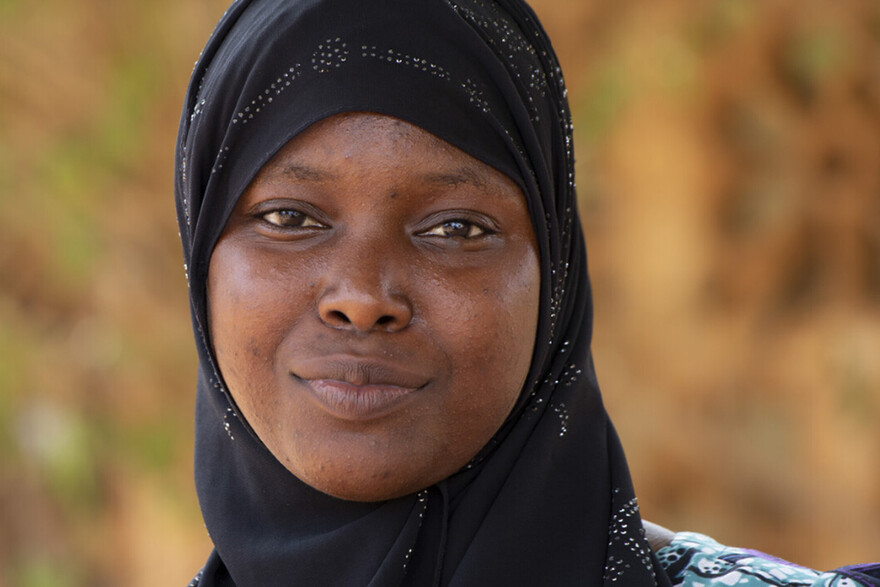 Bintou, eine Frau aus Mali, setzt sich gegen Zwangsverheiratungen von Kindern ein