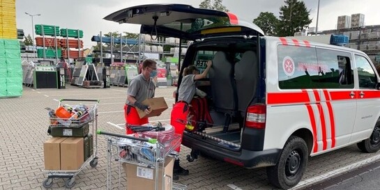 Die Johanniter liefern Lebensmittel und Gebrauchsgegenstände für die Menschen im Hochwassergebiet Ahrweiler