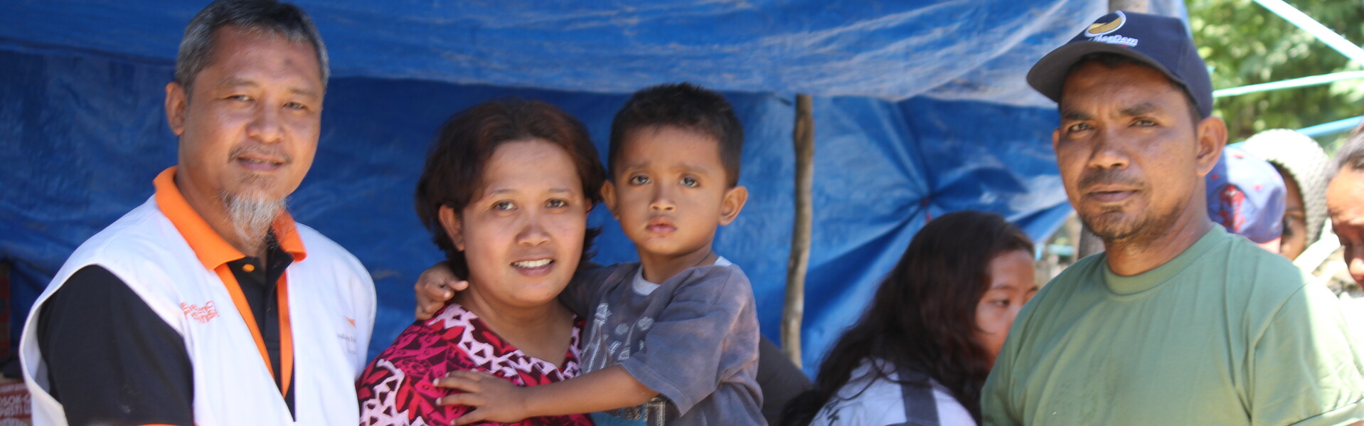 Helfer & eine Familie in einem Kinderschutzzentrum in Indonesien