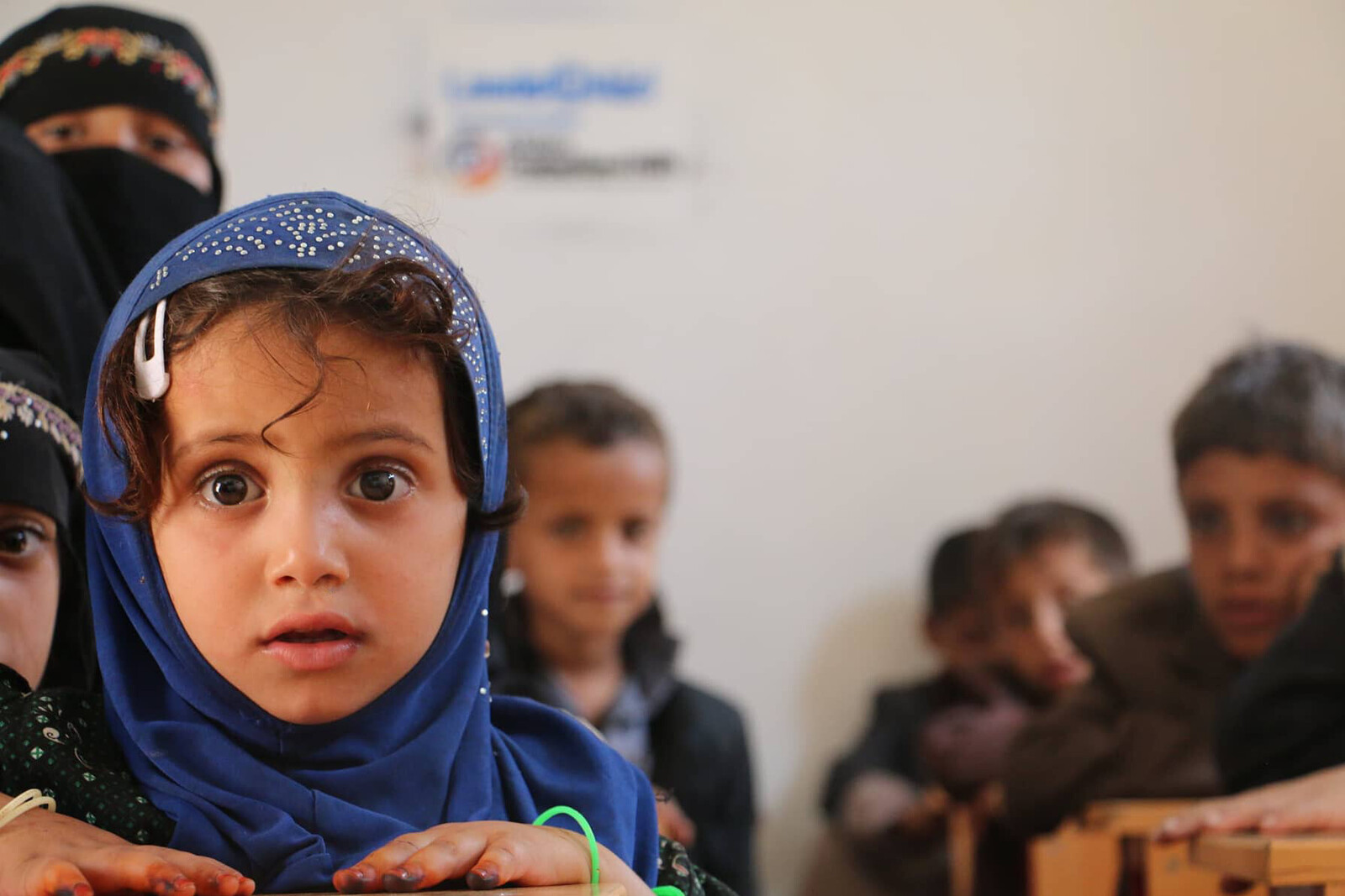Mädchen mit Kopftuch sitzt in einer Schule in Jemen