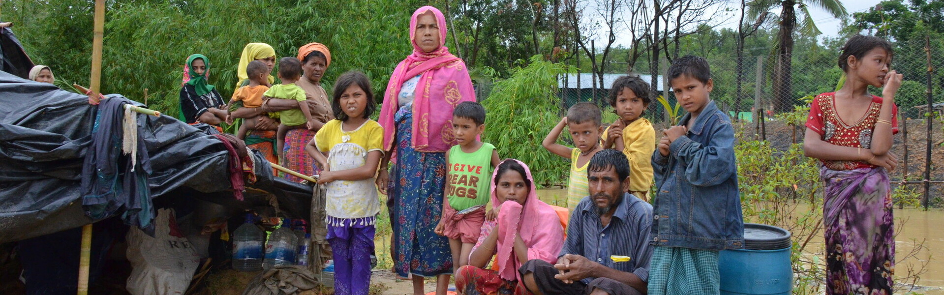 Rohingya Flüchtlinge stehen vor einem überfluteten Zelt in Bangladesch