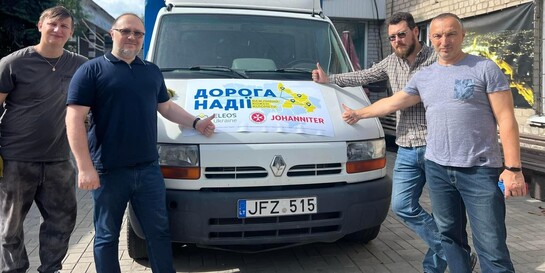 Jeder Kilometer zählt. Mit kleinen Bussen bringen die Mitarbeitenden von ELEOS Menschen aus den umkämpften Gebieten in sicherere Regionen